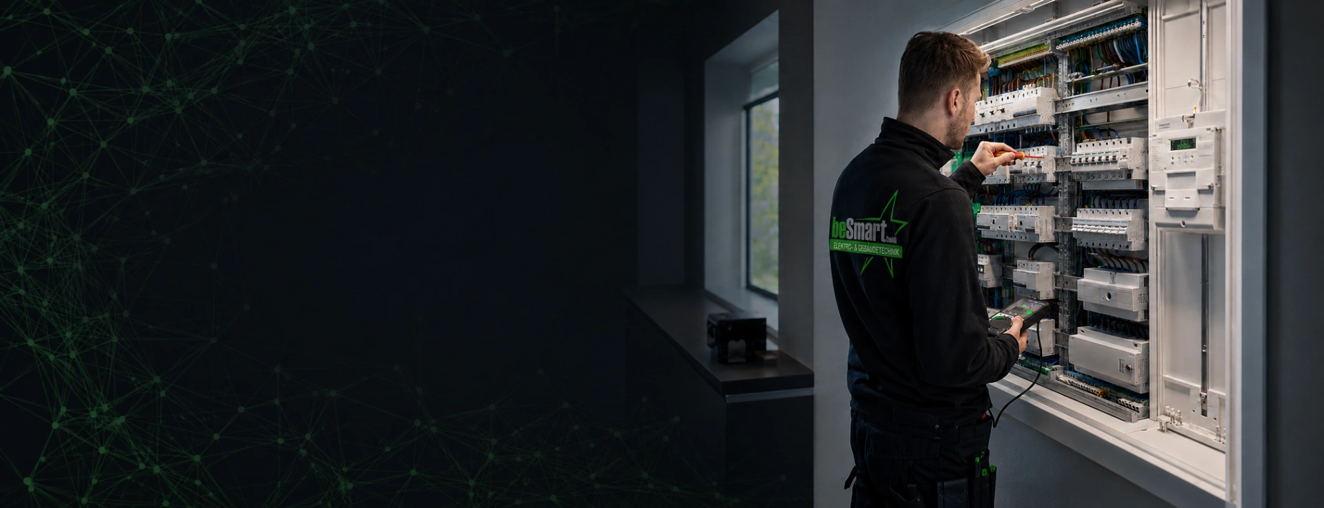 Elektriker von beSmart arbeitet an einem Zählerschrank in Bad Oeynhausen