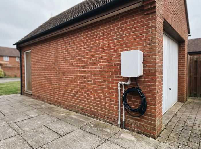 Installierte Wallbox an einem Einfamilienhaus